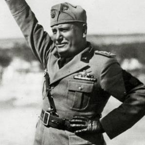 ditador-italiano-benito-mussolini-faz-a-saudacao-fascista