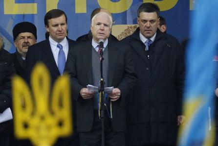 Na foto, John McCain, senador do Partido Republicano dos EUA, ao lado do líder do partido neonazista da Ucrânia, o Svoboda.