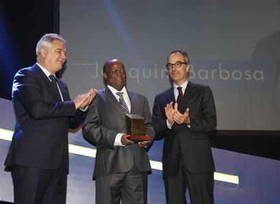 Entre o diretor de Redação do GLOBO, Ascânio Seleme, e o vice-presidente das Organizações Globo João Roberto Marinho, o presidente do STF, Joaquim Barbosa, personalidade do ano em 2012