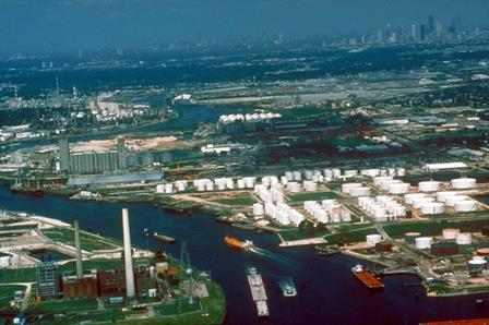 Foto aérea do Houston Ship Channel, onde fica Pasadena