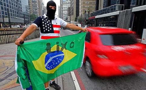 Jovem consciente protesta contra esse Brasil atrasado
