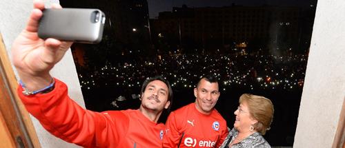 apos-a-desclassificacao-na-Copa-do-Mundo-a-selecao-chile-foi-recebida-por-Michelle-Bachelet_Alex-Ibanez_presidencia-do-Chile06292014_0002