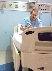 Foto do doleiro no hospital, passando muito bem. 