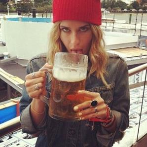 01-girls_drinking_beer