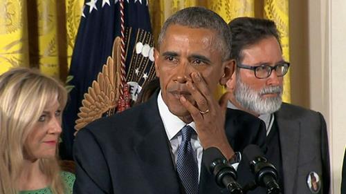 Ao anunciar restrições ao comércio, Obama chorou ao lembrar vítimas de armas nos EUA