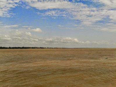 Tapajós na frente de Itaituba, em dezembro de 2014. Um mar de lama, sem peixes. Rio morto. (Foto Padre Sidney Canto)