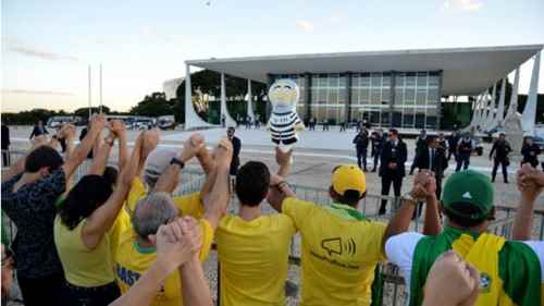 Professor diz que movimento não quer levar militares ao poder, mas entregá-lo a PMDB e PSDB