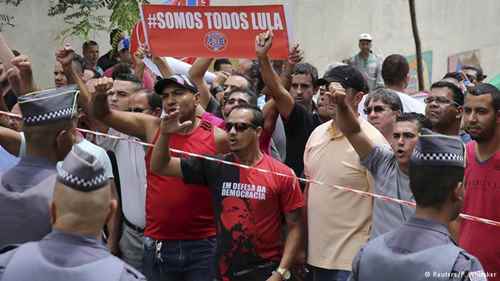 Apoiadores protestam em frente à casa do ex-presidente Lula em São Bernardo do Campo