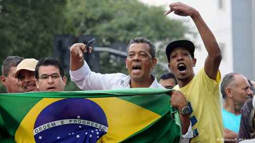 Críticos de Lula em frente à casa do ex-presidente Lula em São Bernardo do Campo