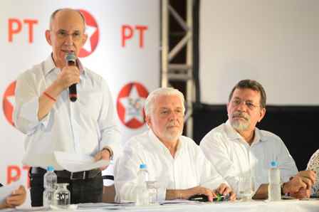 O presidente nacional do Partido dos Trabalhadores (PT), Rui Falcão, ao lado do ministro da Casa Civil, Jaques Wagner (Foto: Fernando Frazão/Agência Brasil)