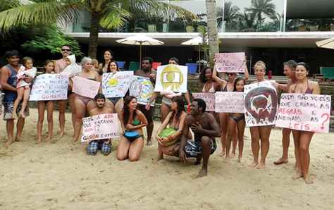 Público x privado: manifestantes passam o dia na praia Santa Rita, em Paraty (RJ), diante do imóvel que seria dos Marinhos