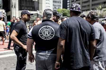 Alexandre Frota (no centro) foi ao protesto na Avenida Paulista. Foto: Felipe Larozza/VICE