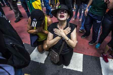 Manifestantes rezando na Avenida Paulista. Foto: Felipe Larozza/VICE
