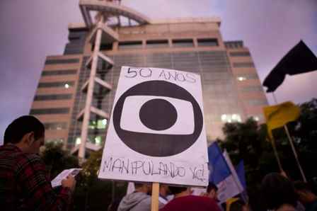 16-04-23-Globo-50-Anos-Enganando-Protesto