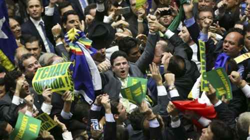 No domingo, Câmara autorizou abertura de processo contra Dilma