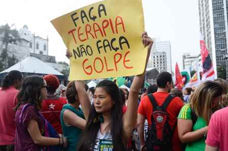 Rio de Janeiro - Manifestantes fazem ato no Largo da Carioca contra o processo de impeachment da presidenta Dilma Rousseff e em apoio ao ex-presidente Lula (Fernando Frazão/Agência Brasil)