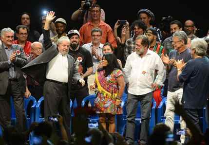 Rio de Janeiro - O ex-presidente Lula no lançamento do Manifesto Cultura pela Democracia, com artistas e intelectuais posicionados contra o processo de impeachment da presidenta Dilma (Fernando Frazão/Agência Brasil)