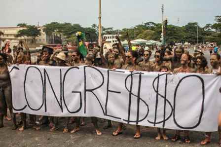 Globo golpista: cartaz aparece ao vivo na emissora em transmissão da  passagem da tocha olímpica por Brasília - O Cafezinho