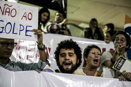 Globo golpista: cartaz aparece ao vivo na emissora em transmissão da  passagem da tocha olímpica por Brasília - O Cafezinho