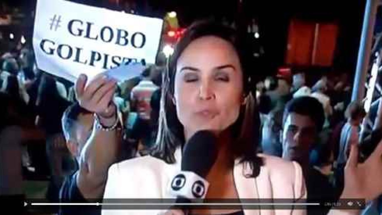 Globo golpista: cartaz aparece ao vivo na emissora em transmissão da  passagem da tocha olímpica por Brasília - O Cafezinho
