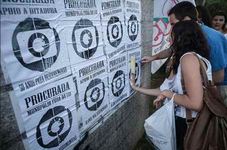 Globo golpista: cartaz aparece ao vivo na emissora em transmissão da  passagem da tocha olímpica por Brasília - O Cafezinho