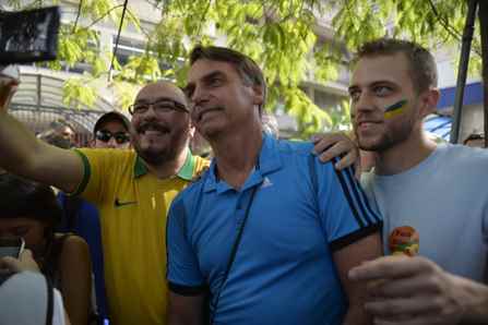 SÃO PAULO, SP, 12.04.2015: PROTESTOS-DILMA - Jair Bolsonaro - Ato contra o governo da presidente Dilma Rousseff (PT) na av. Paulista, na região central de São Paulo, neste domingo (12). Os atos deste domingo são organizados por grupos como Vem Pra Rua e MBL (Movimento Brasil Livre) e outros movimentos sociais, que também participaram da manifestação do dia 15 de março. (Foto: Guga Gerchmann/Eleven/Folhapress)