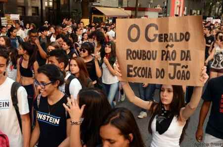 São Paulo - Alunos de escolas técnicas estaduais protestam contra desvios de merenda escolar e contra os cortes nos Centros de Ensino Técnico (Rovena Rosa/Agência Brasil)