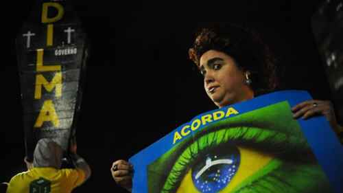 Manifestante defende afastamento definitivo de Dilma Rousseff fora do Congresso (Foto: AFP)