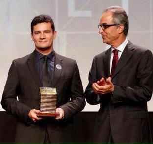 Juiz Sérgio Moro recebendo prêmio de Jornal Roberto Marinho, dirigente do Jornal “O Globo”: “ele está ultrapassando os limites do Código do Processo Penal”, diz Aragão.