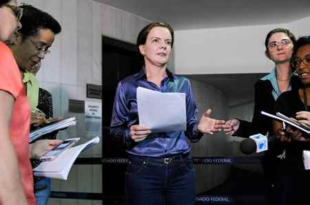 Gleisi Hoffmann anuncia representação à Comissão de Ética Pública da Presidência da República (Foto: Agência Senado)