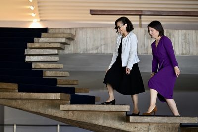 A ministra alemã (de roxo) no Palácio Itamaraty: ela mencionou os ataques à democracia ocorridos em Brasília em 8 de janeiro - Evaristo Sá/AFP