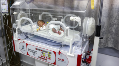 Um bebê prematuro está em uma incubadora na unidade de terapia intensiva neonatal do hospital Patient Friend's Benevolent Society, na Cidade de Gaza, em 25 de fevereiro de 2025 (AFP/Omar al-Qattaa)