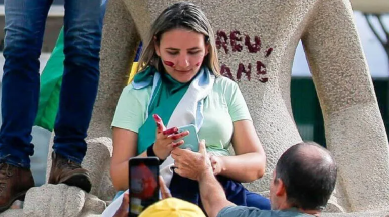 Ação penal contra Débora dos Santos segue em julgamento, mas a decisão foi antecipada após pedido da defesa e parecer favorável da PGR