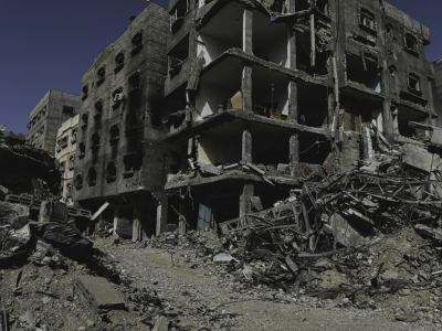 O bombardeio israelense continuou durante o Eid, matando dezenas em Gaza, enquanto Netanyahu rejeita concessões e mantém ofensiva contra o Hamas.