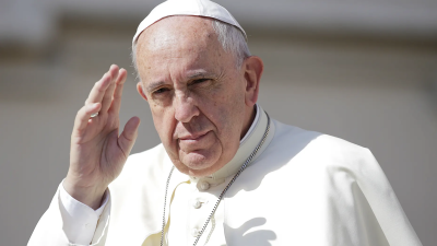 “Queridos irmãos e irmãs, com profunda tristeza devo anunciar a morte do nosso Santo Padre Francisco”, disse o Cardeal Farrell em um discurso em vídeo na segunda-feira.