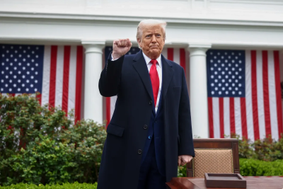 Trump enfrenta desconfiança histórica enquanto tenta aprovar novo plano tributário e evitar perdas nas eleições de meio de mandato de 2026.