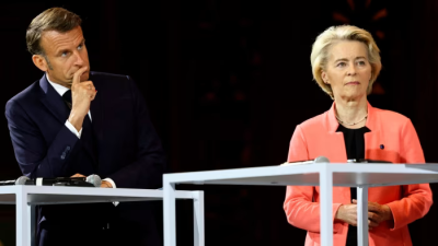 Em discurso na Sorbonne, Macron afirma que a repressão científica de Trump mina os pilares da democracia americana e compromete o futuro econômico do país.