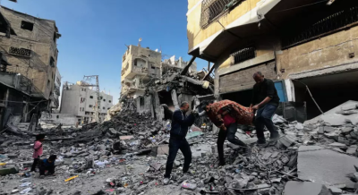 Quase 100 pessoas, incluindo crianças, foram mortas em um ataque israelense em larga escala, por terra, ar e mar.