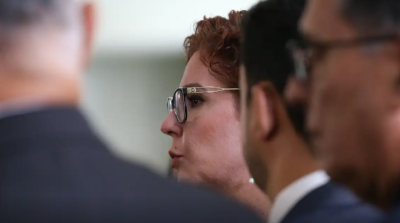 O PL solicita asilo político à Itália para Zambelli, alegando perseguição judicial no Brasil. Caso pode complicar relações diplomáticas entre Brasil e Europa.