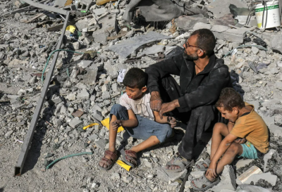 Países árabes pedem o desarme do Hamas e sua saída de Gaza, marcando uma virada histórica no apoio ao grupo que ainda controla a região em ruínas.