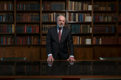A poucos dias das tarifas entrarem em vigor, Lula denuncia a ausência de diálogo com Trump e reafirma que o Brasil não negociará sob imposição.