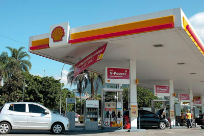Reestruturação e corte de custos ajudam Shell a manter solidez, mas mercado segue imprevisível e desafia planos de longo prazo da gigante energética.