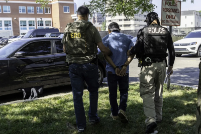 Repressão à imigração de Trump provoca novas alegações de conduta ilegal.