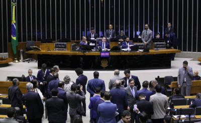 Texto aprovado na madrugada cria licenças simplificadas e reduz prazos, afetando diretamente o controle sobre grandes empreendimentos.