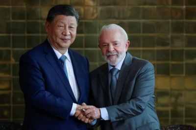 As tarifas de 50% impostas por Trump expõem a fragilidade da relação com os EUA e impulsionam uma aliança estratégica com a China.