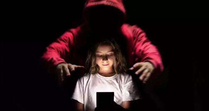 Entre proibições e permissões, o desafio é cultural: preparar famílias e escolas para enfrentar o avanço da adultização em um mundo centrado no capital.