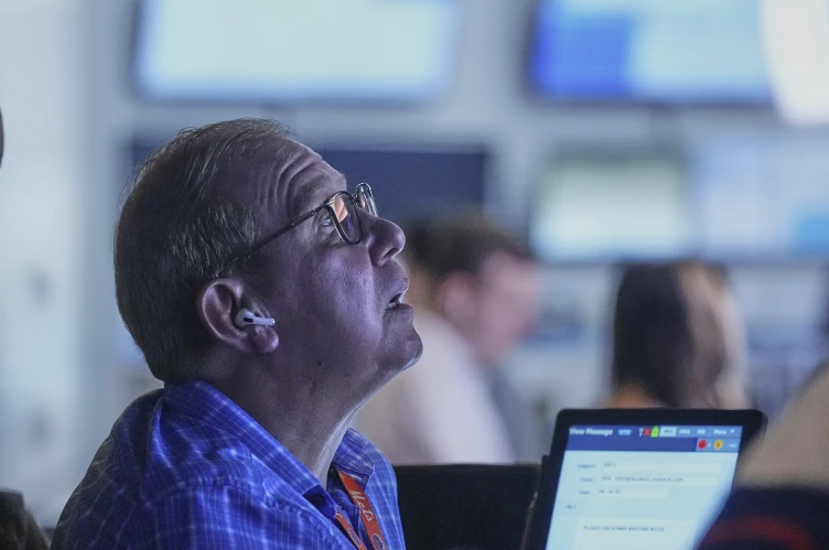 Analistas alertam que o frenesi em IA pode estar precificando resultados futuros de forma irreais, trazendo cautela aos investidores.