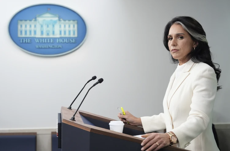 Especialistas alertam que a medida pode enfraquecer a confiança interna e prejudicar a análise técnica na comunidade de segurança nacional americana.