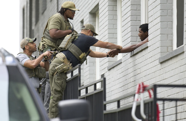 Autoridades locais criticam a Casa Branca e acusam o governo de extrapolar sua autoridade, interferindo de forma agressiva na cidade.