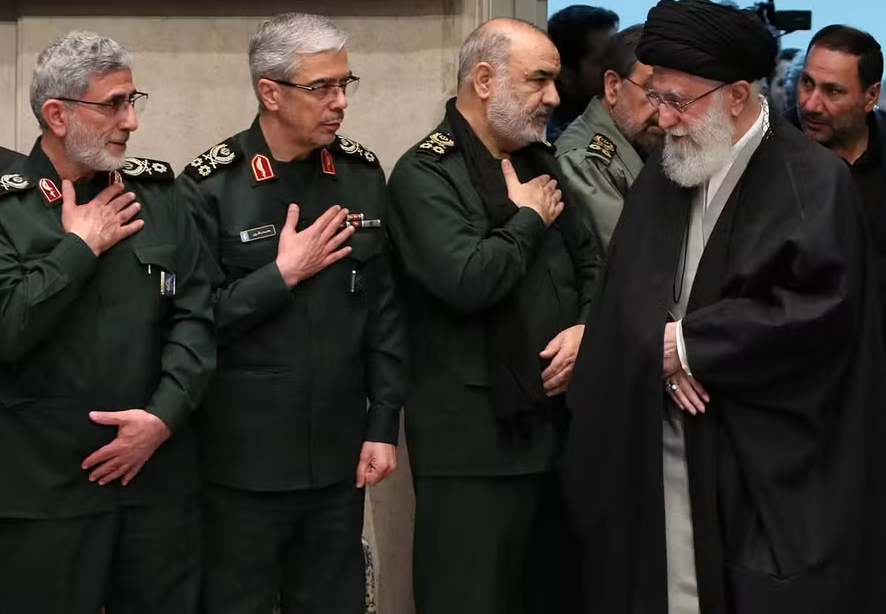 O aiatolá mira tanto os EUA quanto políticos iranianos que defendem negociações diretas.